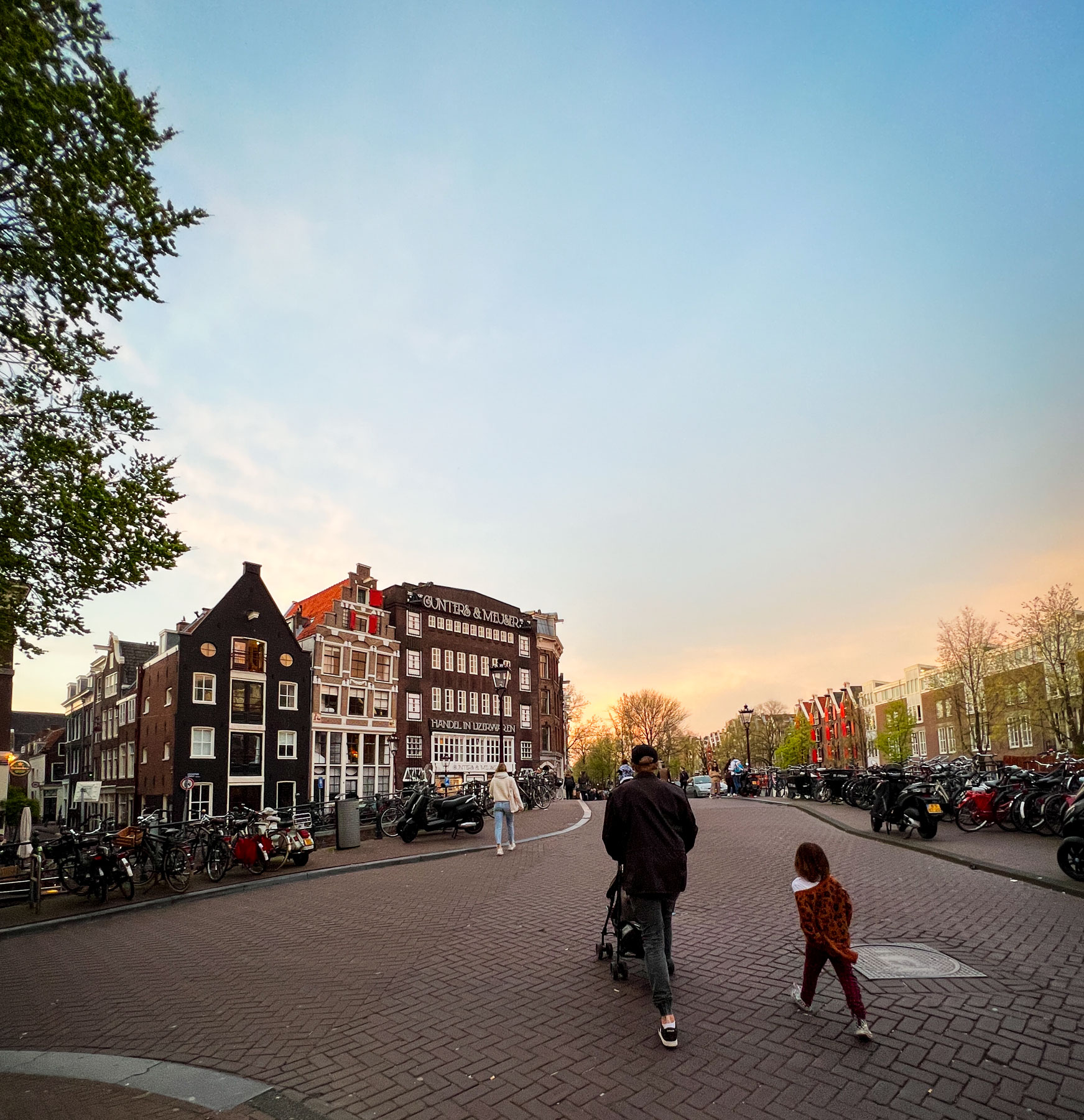 iApril2022-1767-amsterdam-denise-crew-travel-photographer-lifestyle-kids-brooke-embry